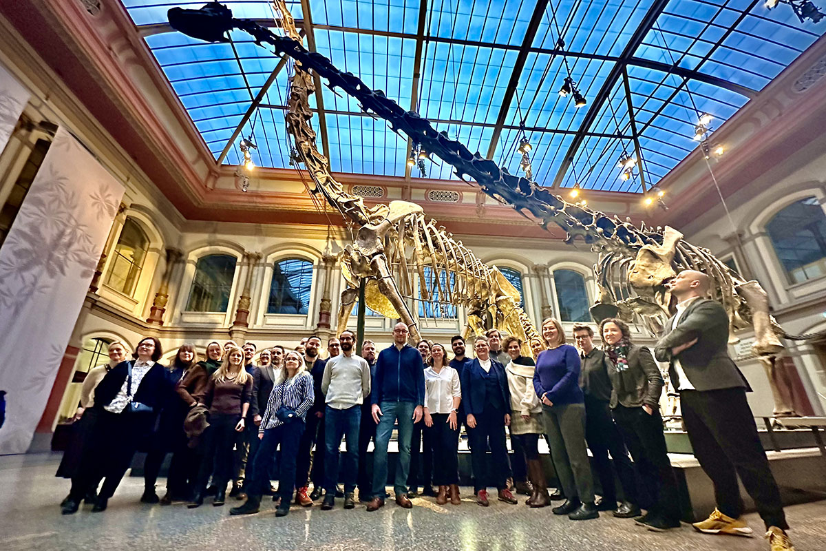 Gruppbild SUA framför skelettet av en brachiosarus på naturhistoriska museet i Berlin.