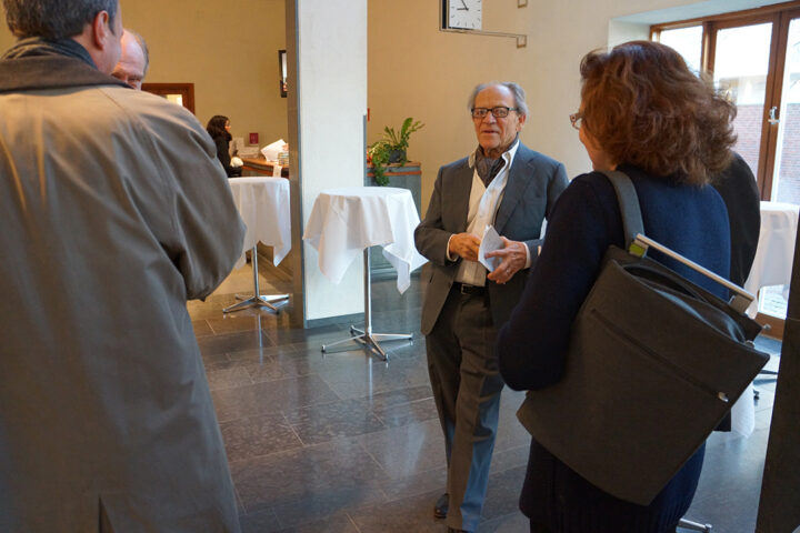 Torsten Wiesel står i foajén till Nobel Forum