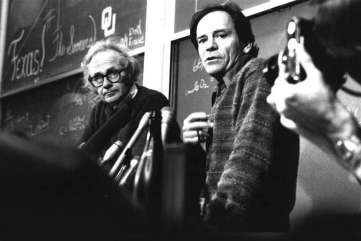 David Hubel och Torsten Wiesel framför en svart tavla 1981