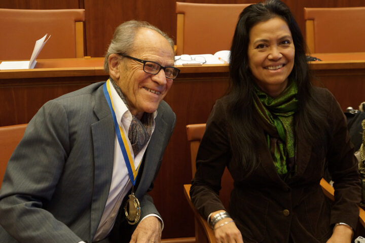 Torsten och Mususa Wiesel sitter tillsammans i aulan på Nobel Forum och skrattar