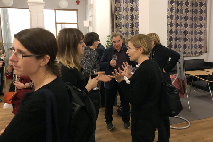 Mingel under vetenskaplig salong Foto: Sveriges unga akademi