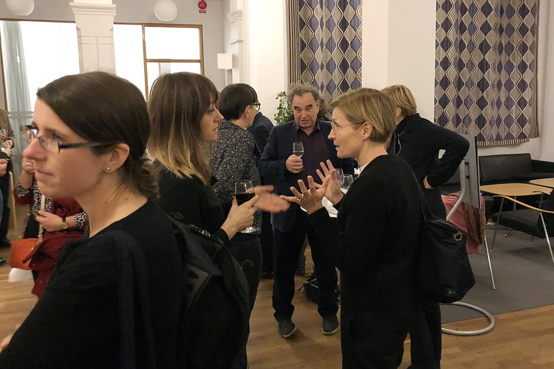 Mingel under vetenskaplig salong Foto: Sveriges unga akademi