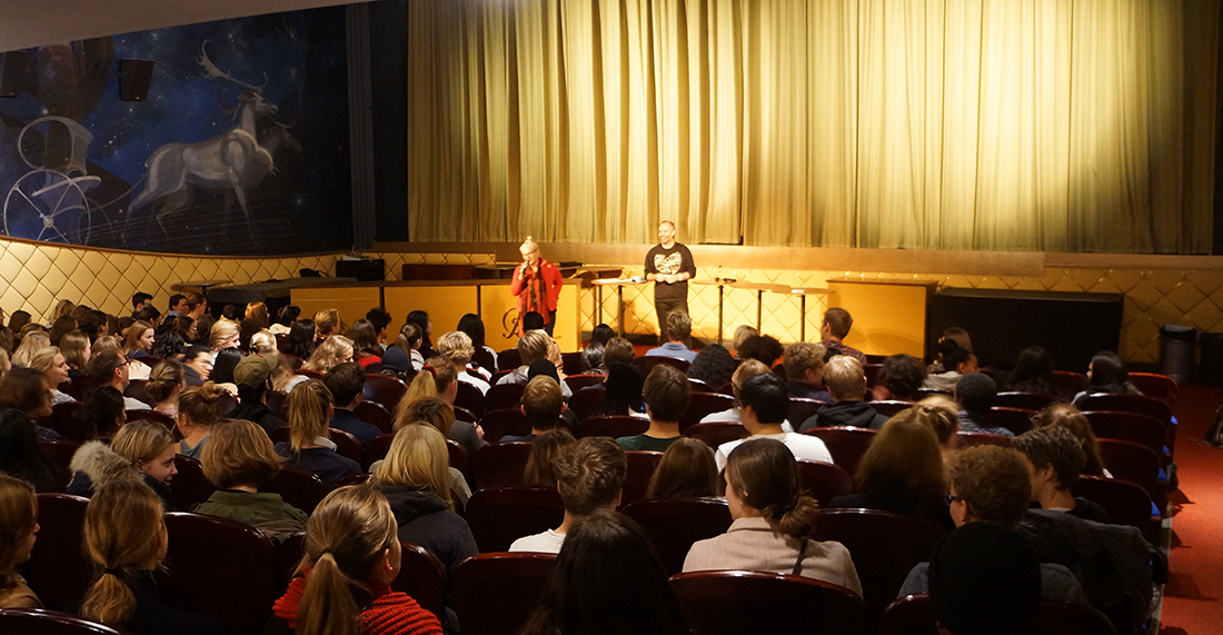 Kortfilmsfestival med tema hållbarhetsmålen introduceras av Aase Högfeldt och Robert Lagerström. Foto: Sveriges unga akademi