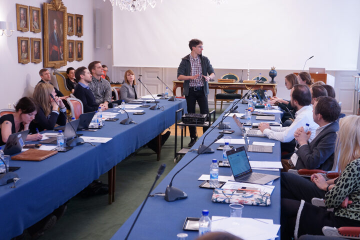 Karl Wennberg leder session under akademimöte. Foto: Sveriges unga akademi