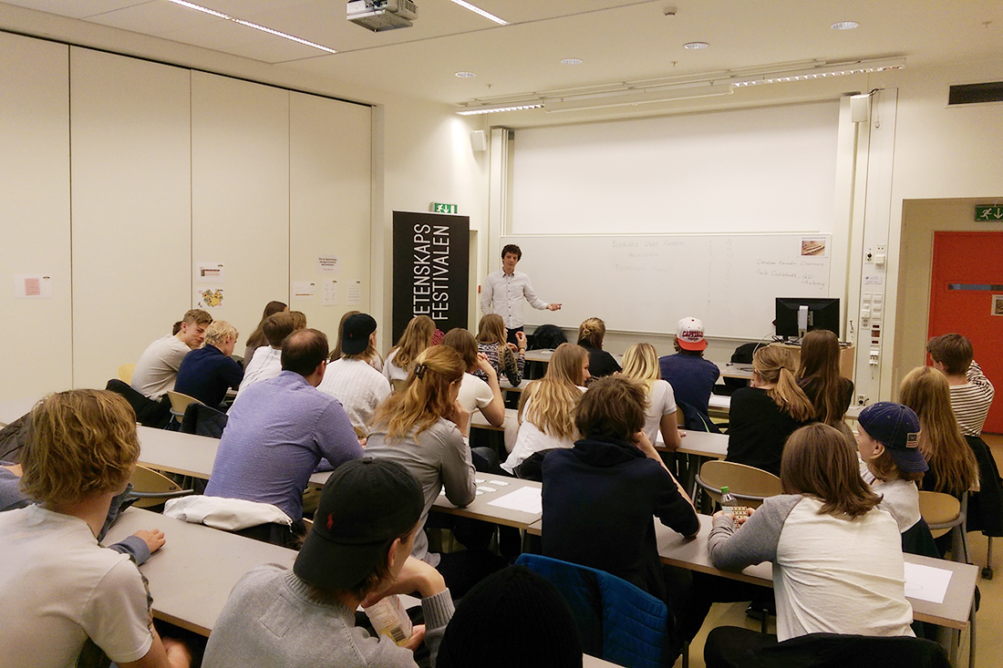 Christian Forssén inleder spelomgång med skolklass Foto: Palle Dahlstedt