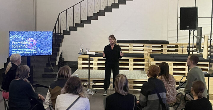 Mia Liinason leder populärvetenskaplig skrivarworkshop. Foto: SUA