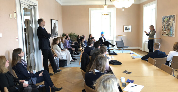 Fika med forskare i riksdagen Foto: Sveriges unga akademi