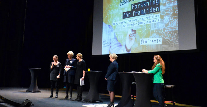 Arrangörer, minister och moderator på scen. Foto: Mika Nitz Pettersson