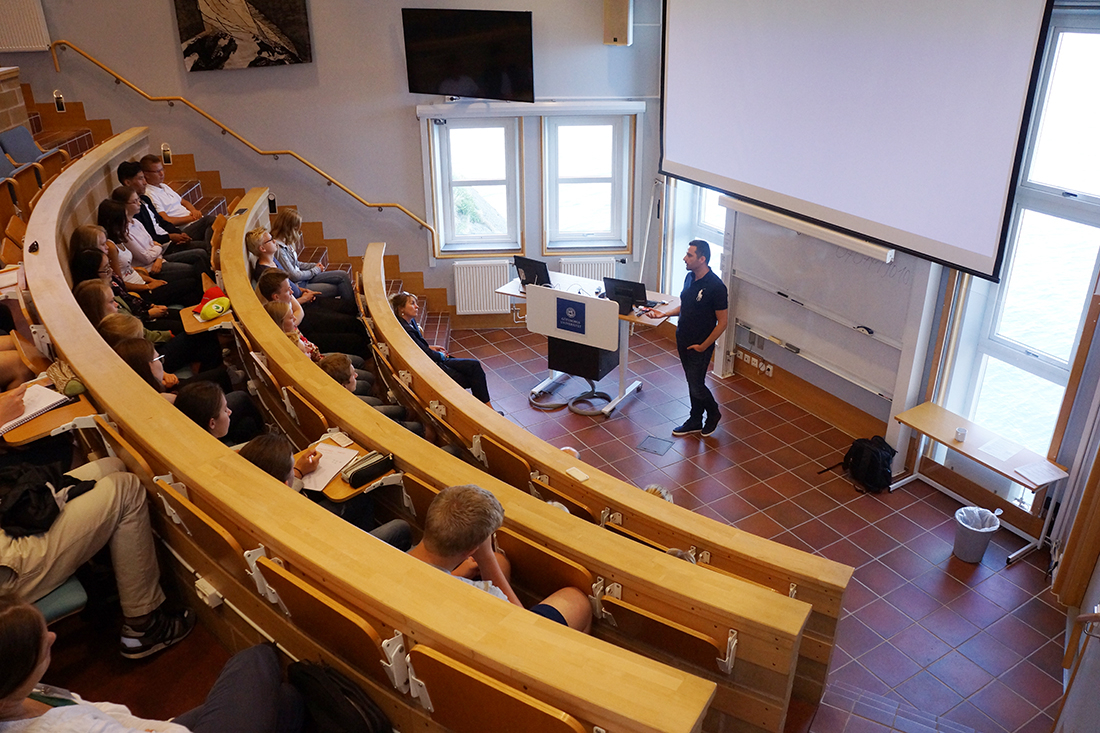 Föreläsning med Aryo Macko, docent i historia vid Stockholms universitet. Foto: Sveriges unga akademi