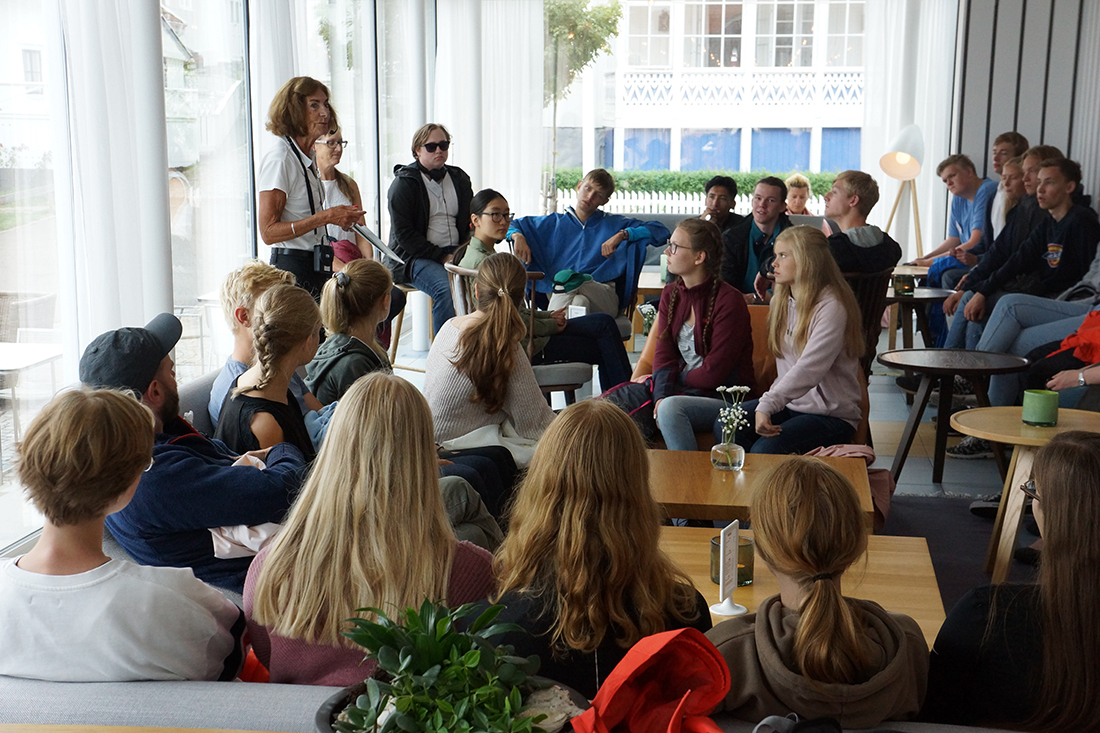 Marianne Sandgren Petersson guidade om Fiskebäckskils historia och utveckling. Foto: Sveriges unga akademi