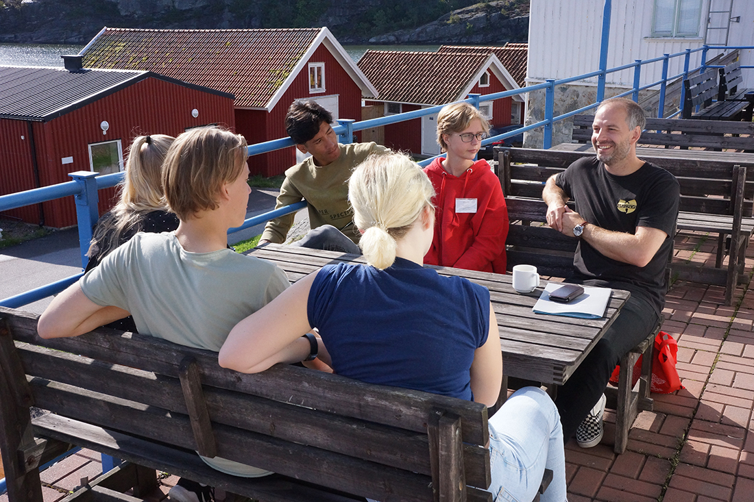 Robert Lagerström leder smågruppsmöte. Foto: Sveriges unga akademi
