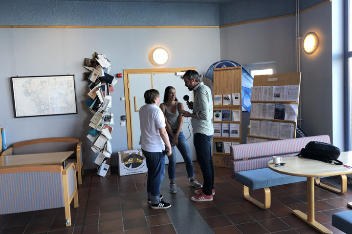 Patrik och Ella intervjuas av SR:s P4 Västs Richard Veldre. Foto: Sveriges unga akademi