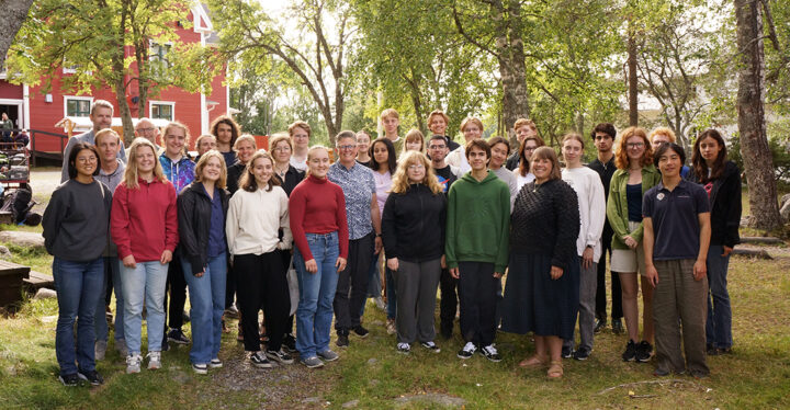 Hela gänget! Deltagare och lärare på Forskarmöten 2022. Foto: SUA