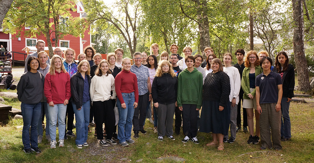 Hela gänget! Deltagare och lärare på Forskarmöten 2022. Foto: SUA