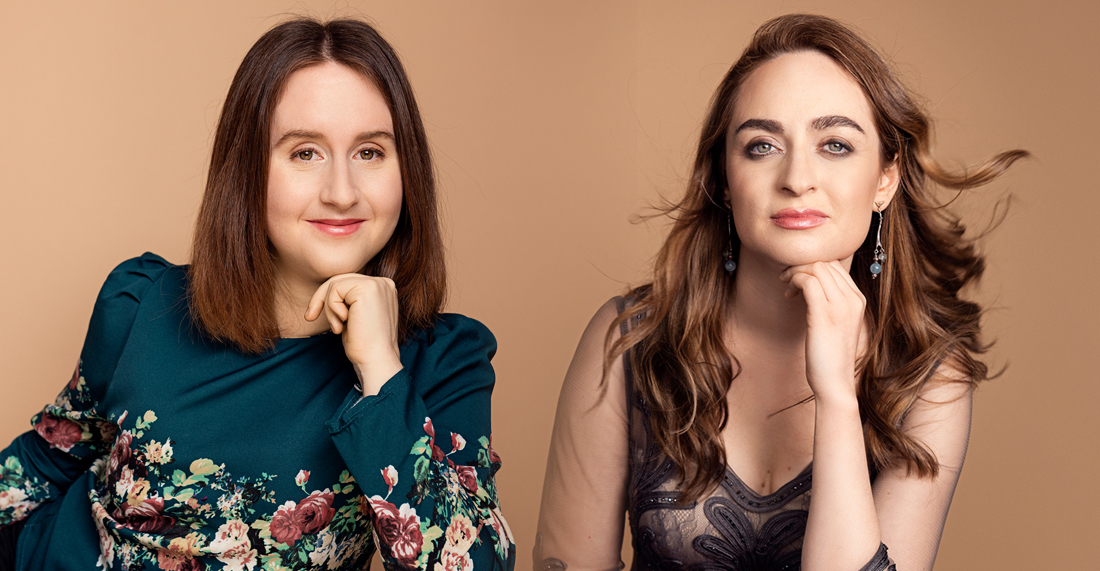 Studioporträtt i färg av två kvinnor
