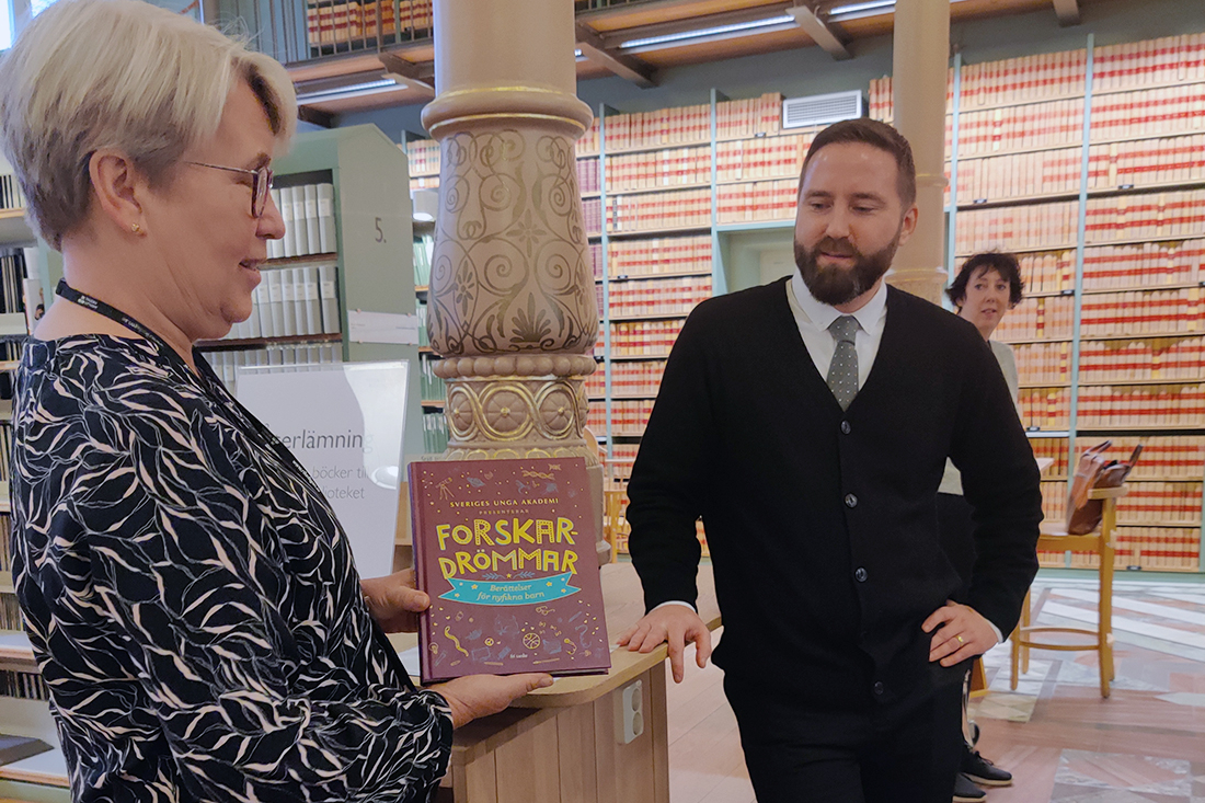 Christian Ohm överlämnar ett ex av Forskardrömmar. Foto: SUA