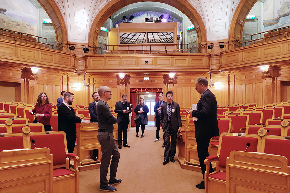 Lasse Eriksson guidar i riksdagshuset. Foto: SUA