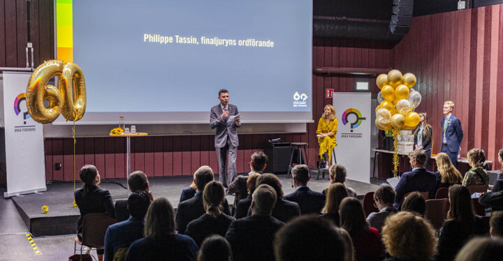 Juryordföranden Phillipe Tassin presenterar juryns beslut och gratulerar segrande bidrag. Foto: Ola Jacobsen