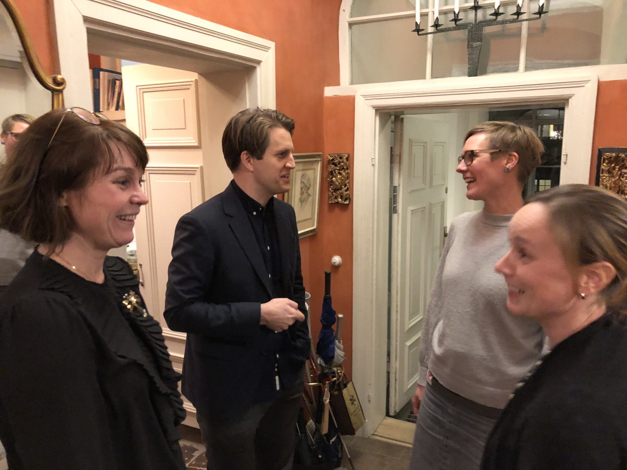 Ericka Johnson och Gustaf Edgren hälsar välkomna. Foto: Sveriges unga akademi