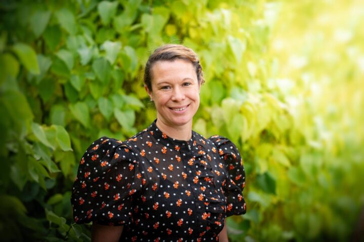 Halvfigur porträtt mot grönska kvinna