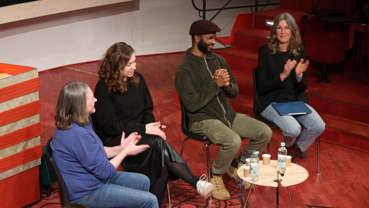 Bild: panel med fyra personer applåderar.