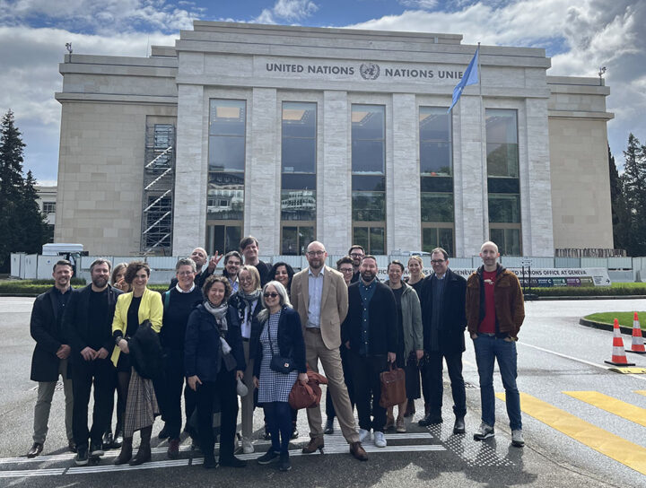 Bild: grupp ute framför FN-byggnad