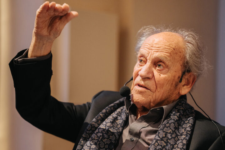 Bild: porträtt från bålen och upp, Torsten Wiesel gör gest som ser ut att beskriva höjd eller mängd, hög