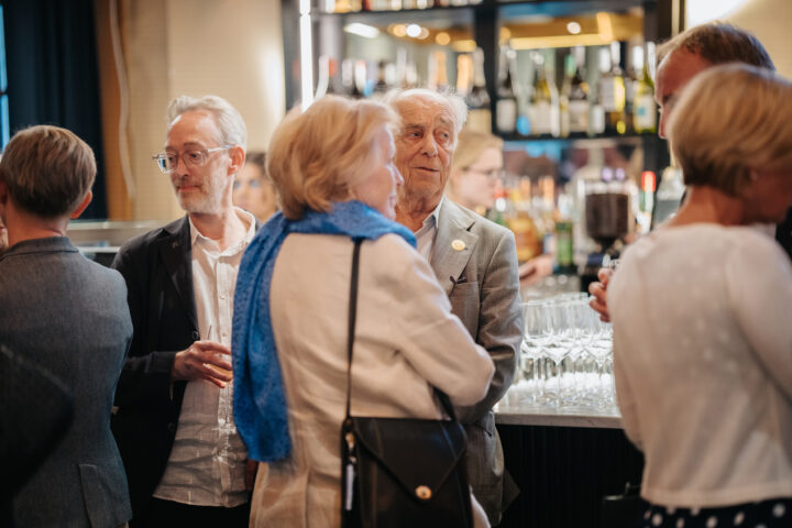 Bild: gäster minglar före programmet