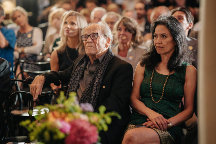 Bild: Torsten och hustru Mu i närbild på första raden, omgivande publik ej i fokus