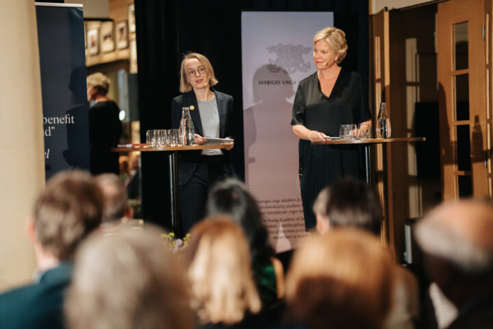 Bild: Värdar Sofia Lodén och Anna Sjöström Douagi på scen