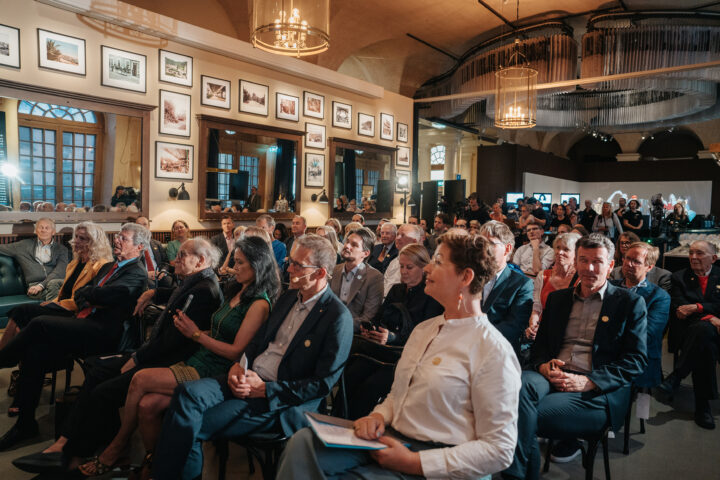 Bild: publiken sitter i Nobelprismuseeets bistro