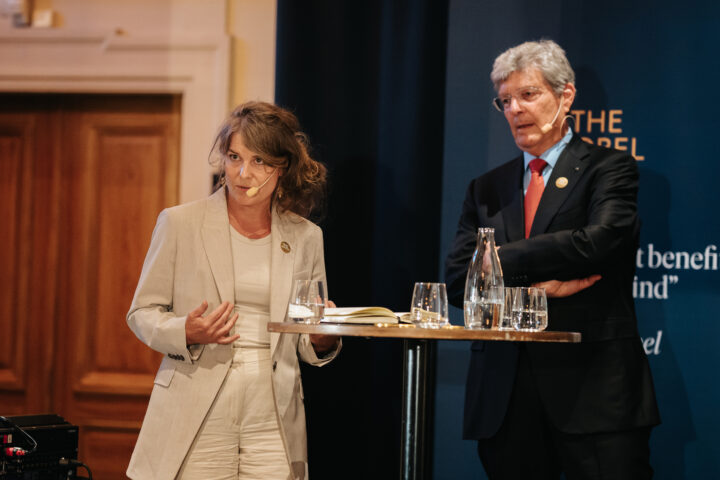 Bild: 2 panelister engagerade i samtalet på scen, Mia och Ellis