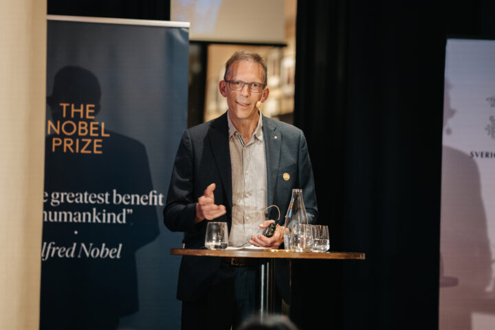 Bild: Thomas Perlmann talar på scen