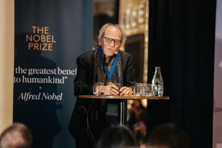 Bild: Torsten Wiesel talar på scen, på armbågarna lutad mot ståbord