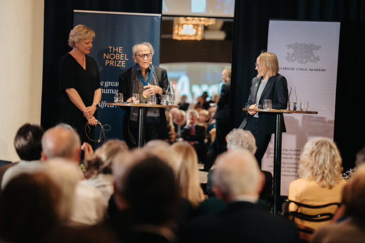 Bild: Anna, Torsten och Sofia på scen.