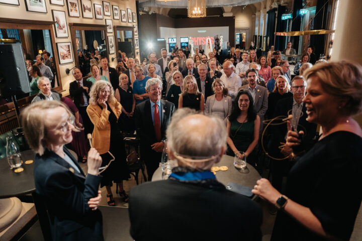 Bild: perspektiv från scen och ut över publiken som står och sjunger för Torsten som är närmst i bild, bakifrån