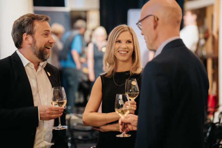 Bild: festligt mingel, tre personer, Johan Rockberg, Sigrid Schottenius Cullhed och Hans Ellegren