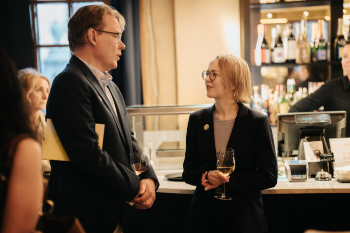 Bild: två minglar vid baren, Sofia och Peter Nyrén